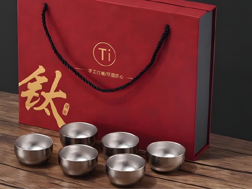Red gift box with rope handle for titanium cups