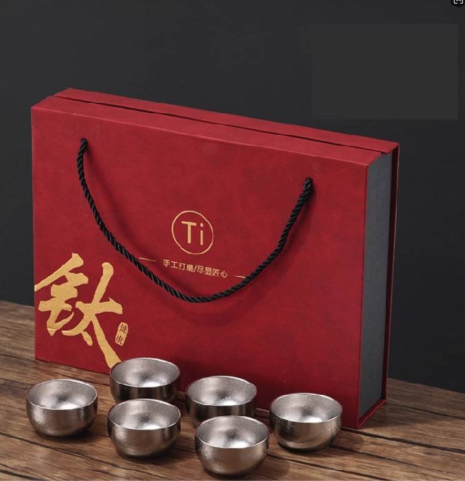 Red gift box with rope handle for titanium cups