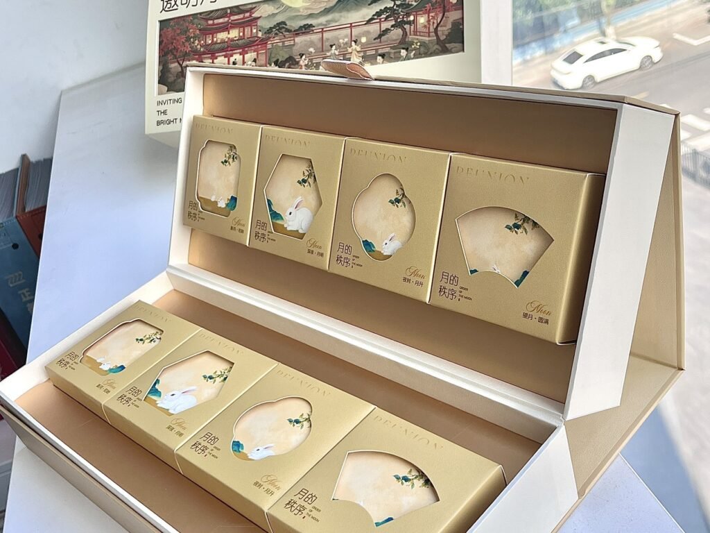 Book-style mooncake box with eight compartments