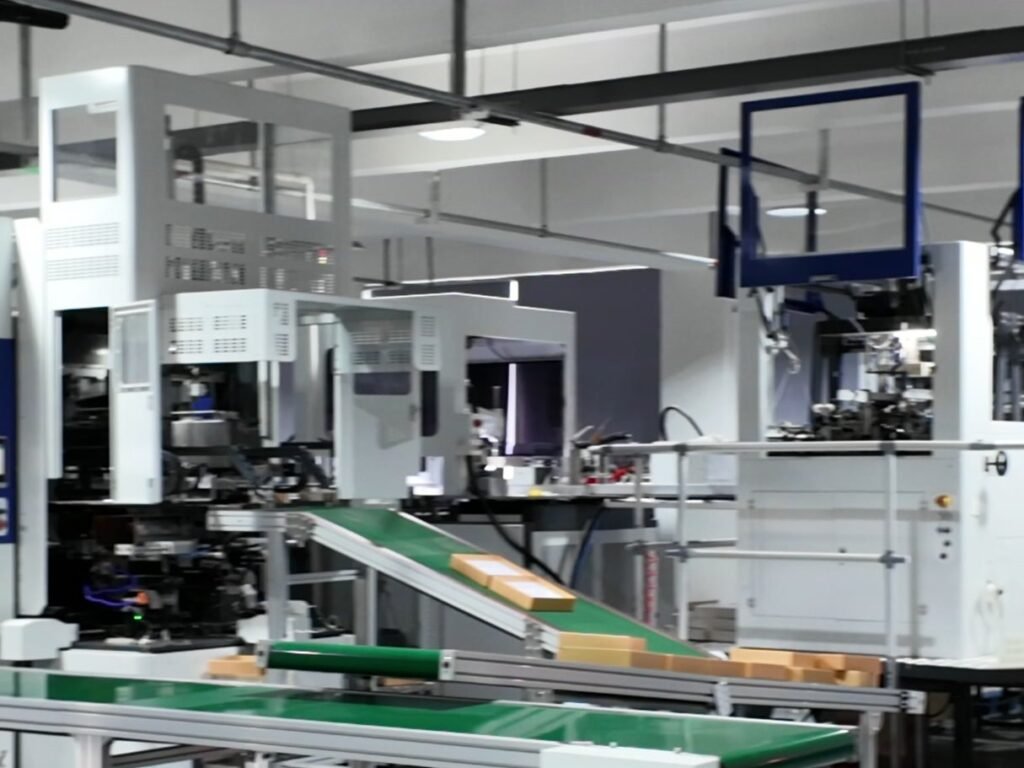Automatic box-making machine in the Haohai workshop